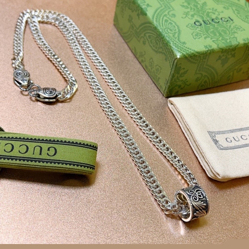 G*u*i necklaces